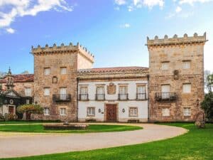Pazo Quiñones de León (© Wikipedia - HombreDHojalata)