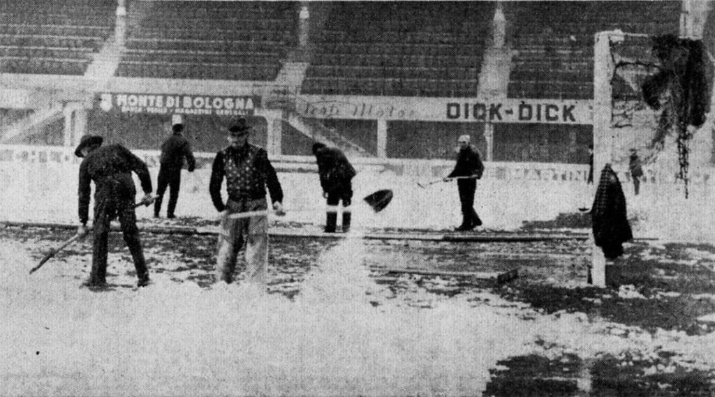 Spalatori in azione al Dall'Ara prima di Bologna-Roma 2-0 del 1961