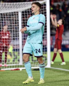 Dallinga esulta dopo il gol al Salisbrugo mimando il gesto dell'orologio (© Bologna FC 1909)