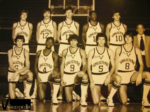 Virtus Pallacanestro Trentottesima puntata. La Virtus 1981/82. In piedi: Bonamico, Generali, Govoni, Rolle, Villalta, Nikolic. Sotto: Cantamessi, Fredrick, Ferro, Fantin, Pedretti.