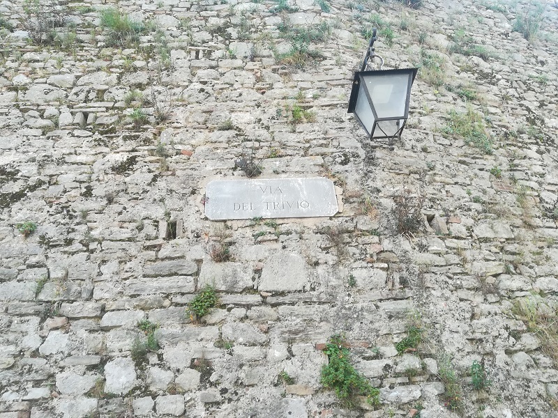 Virtus Pallacanestro Trentanovesima puntata. Via del Trivio a Spoleto, dove si trova la casa natale di Brunamonti.
