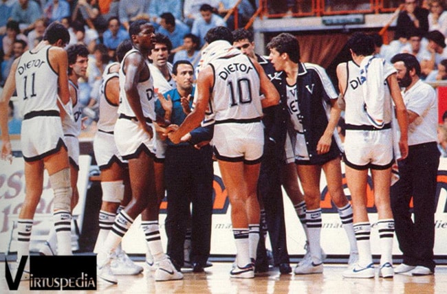 Virtus Pallacanestro Quarantaduesima puntata. Un timeout della Virtus 1986/87: Binelli, Fantin, Stokes, Byrnes, Messina, Villalta, Righi, Ansaloni e Brunamonti.