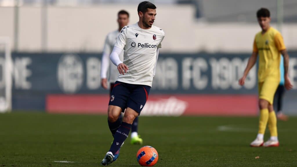 Remo Freuler in campo durante Bologna-Lentigione