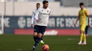 Remo Freuler in campo durante Bologna-Lentigione