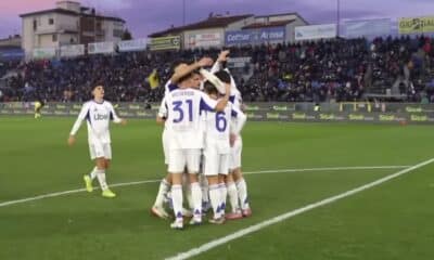 L’esultanza del Como per la vittoria a Pisa