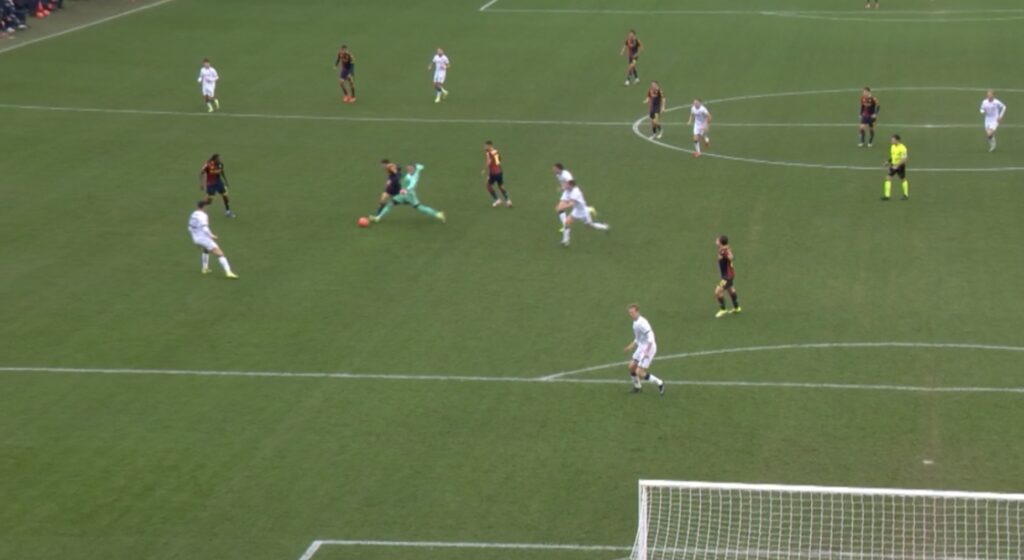 Il fallo di Skorupski in Genoa-Bologna