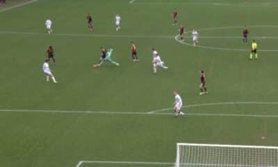 Il fallo di Skorupski in Genoa-Bologna