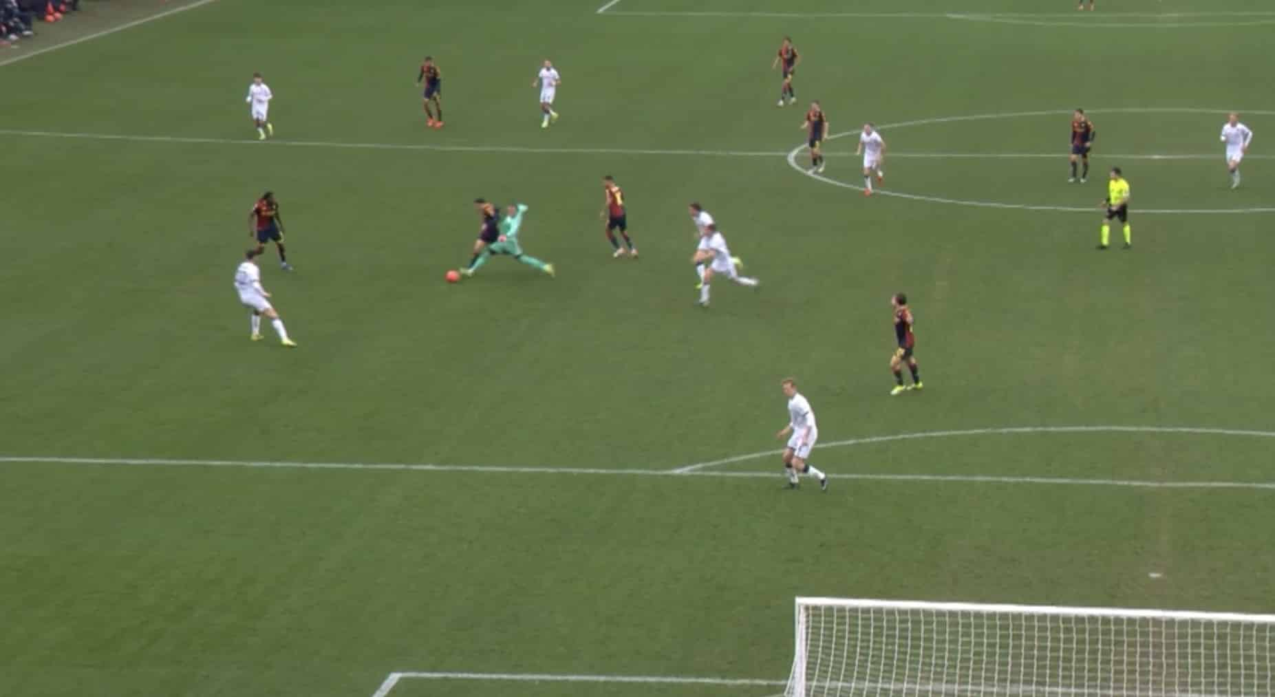 Il fallo di Skorupski in Genoa-Bologna