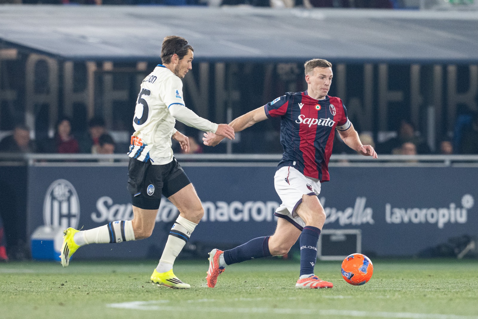 Lewis Ferguson in Bologna-Atalanta 0-2 (© Damiano Fiorentini)