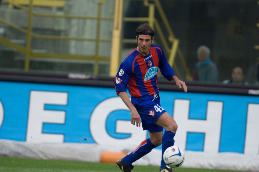 Massimo Marazzina in azione con la maglia del Bologna F.C. 1909