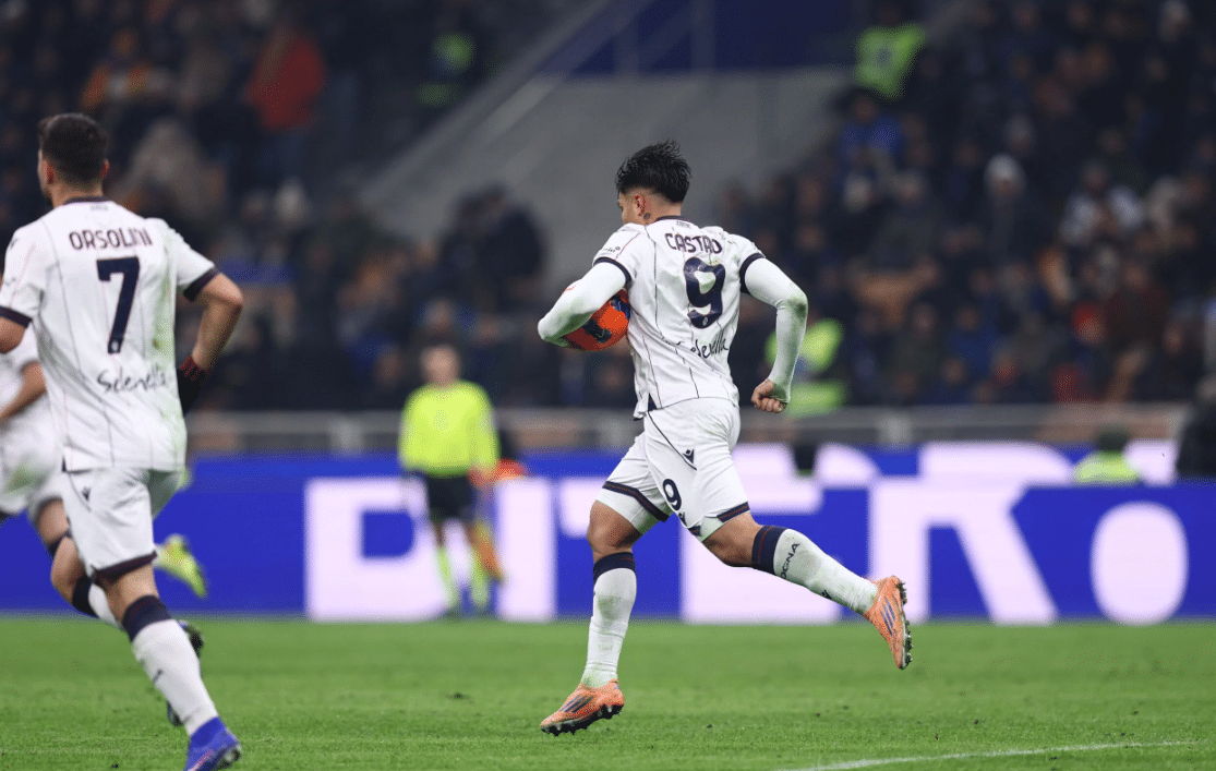 Santiago Castro recupera palla dopo il suo goal dell'1-3 contro l'Inter (© Bologna FC 1909)