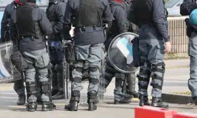 Scontri tra tifosi della Fiorentina e della Roma in autostrada a Bologna