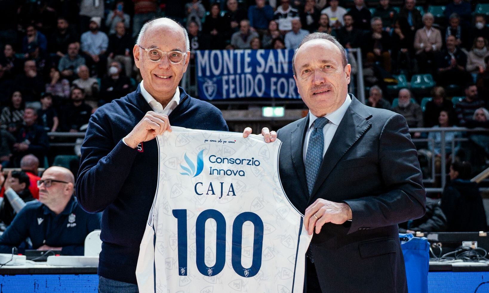 Attilio Caja e Stefano Tedeschi per le 100 panchine biancoblù del coach crediti Fortitudo Pallacanestro