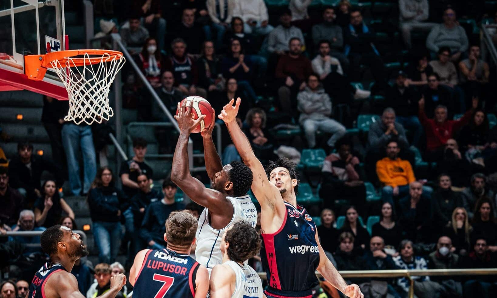 Simon Anumba in schiacciata crediti Fortitudo Pallacanestro
