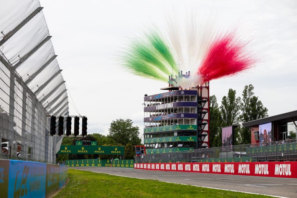 La torre dell'Autodromo di Imola avvolta da fumi tricolore durante il FIA WEC. Domani accoglierà la fiamma olimpica di Milano Cortina 2026.