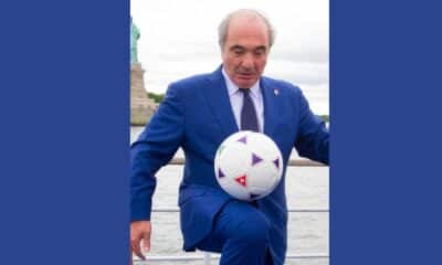 Il presidente della Fiorentina Rocco Commisso palleggia davanti alla Statua della Libertà a New York