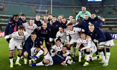 La squadra festante dopo la vittoria in Hellas Verona - Bologna