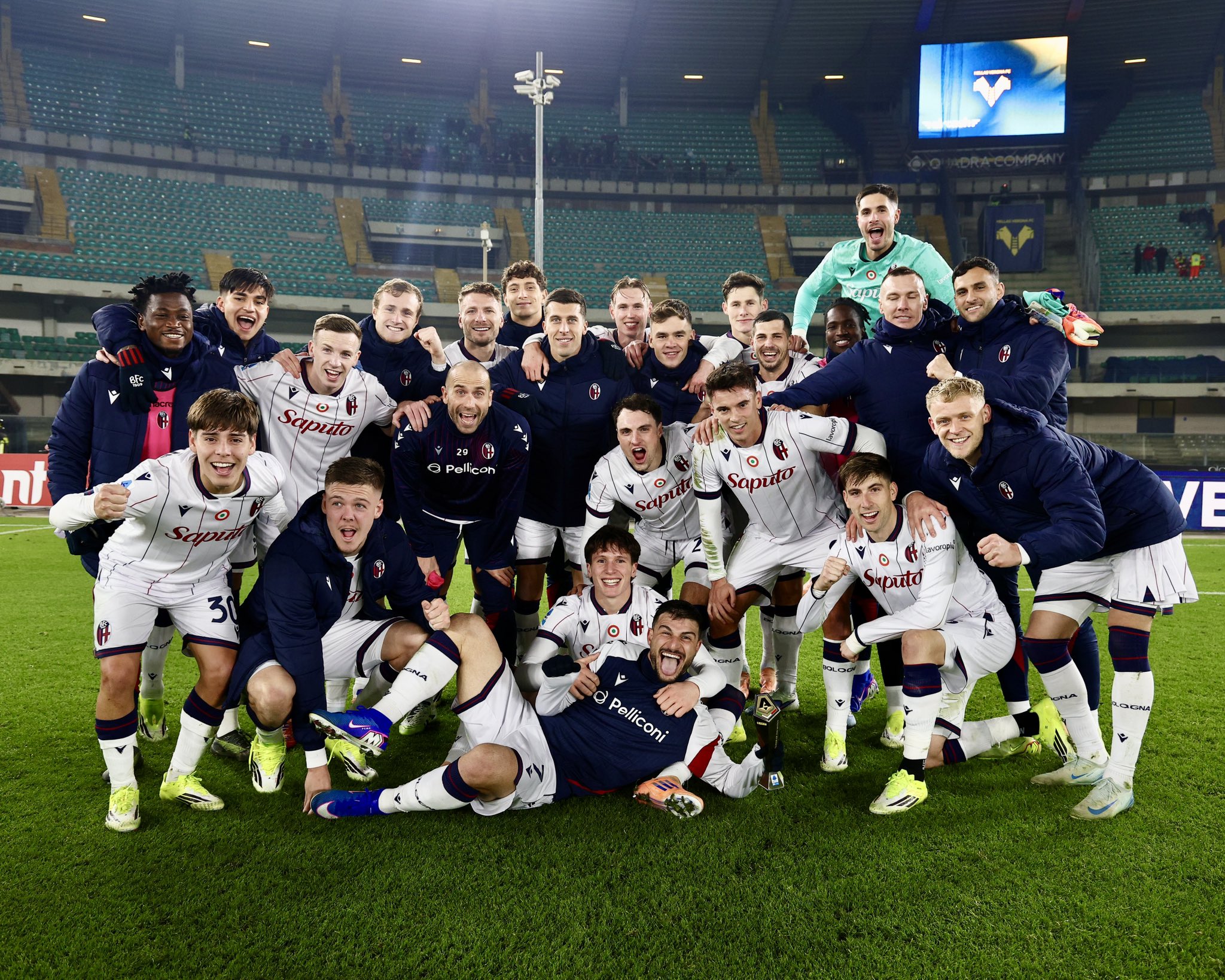 La squadra festante dopo la vittoria in Hellas Verona - Bologna