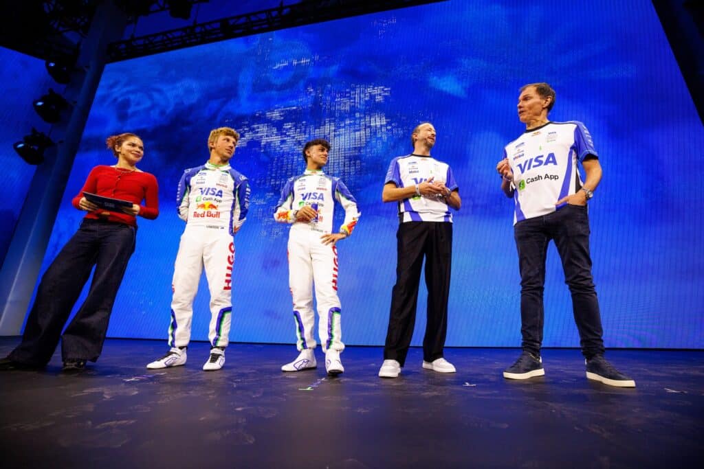 I piloti Racing Bulls insieme al CEO Peter Bayer e al Team principal Alan Permane