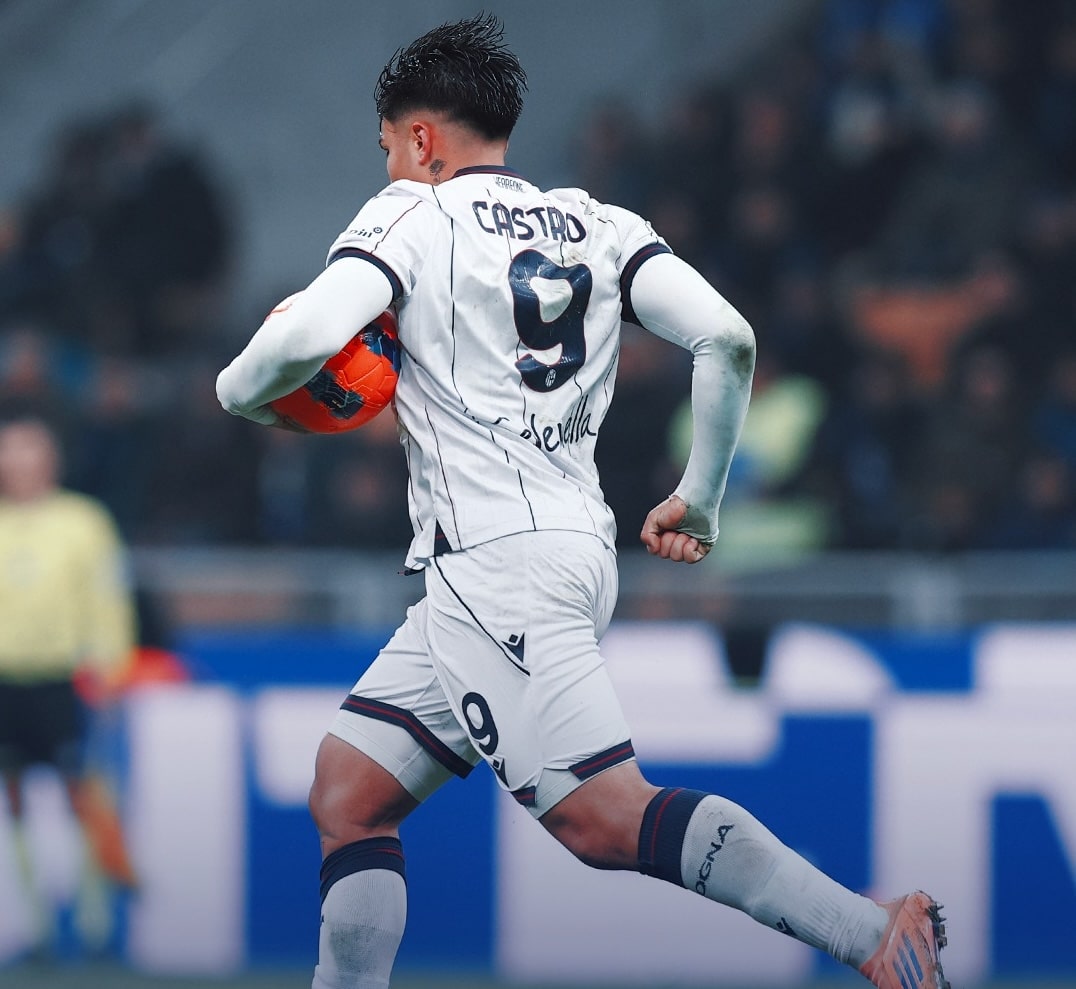 Santiago Castro recupera palla dopo il suo goal dell'1-3