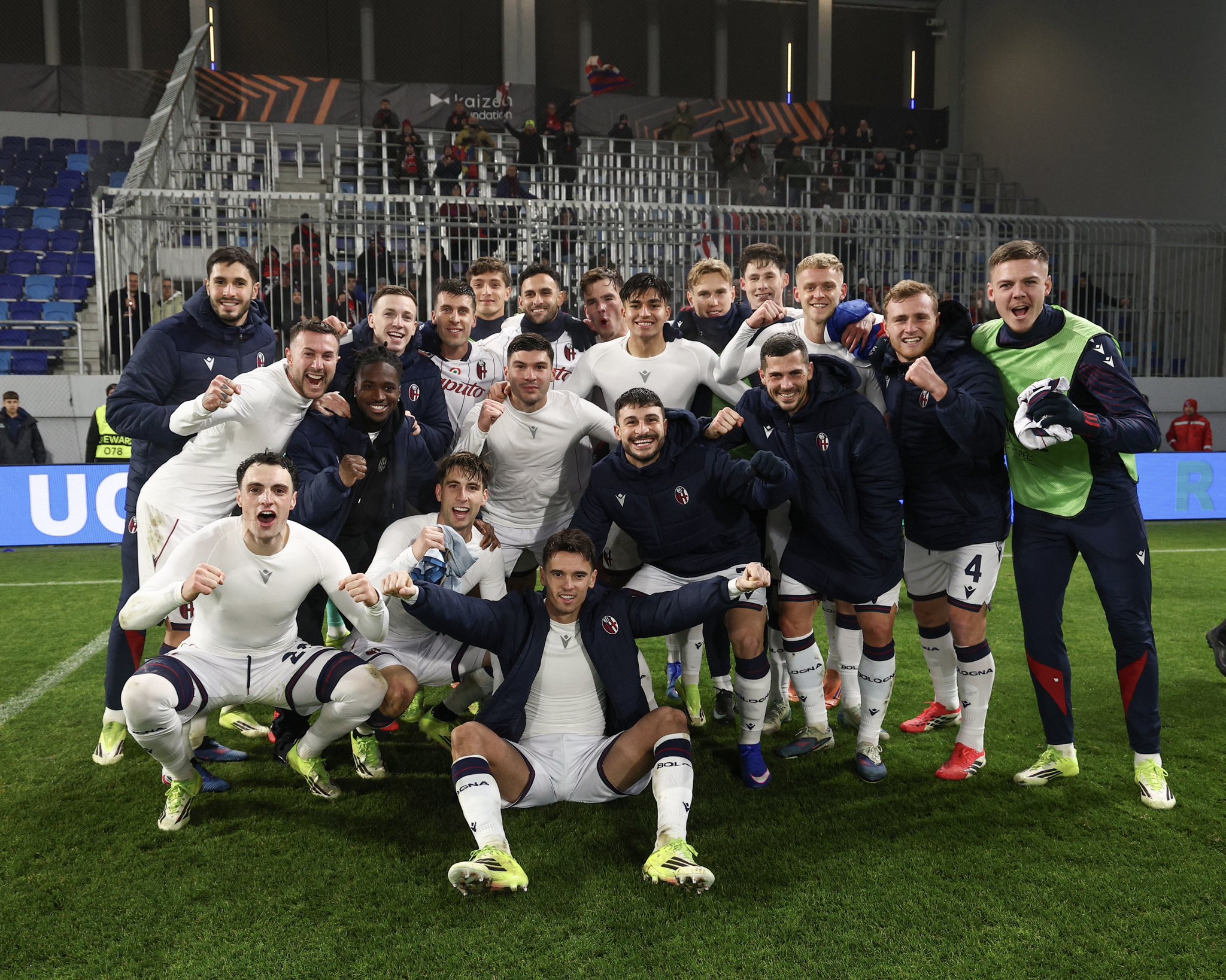 La foto di squadra dopo la vittoria sul Maccabi (© Bologna FC 1909)
