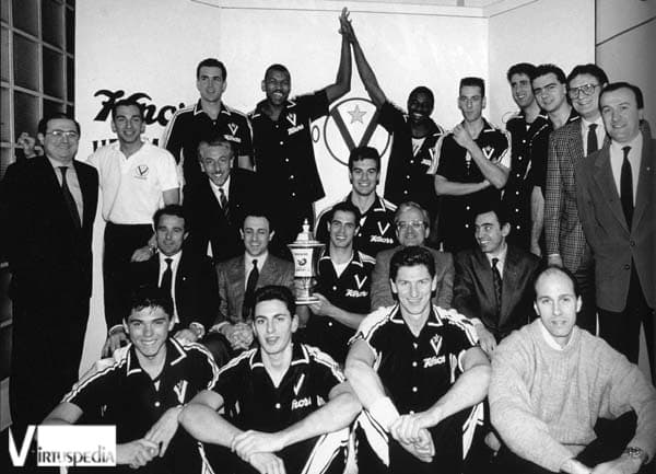 Virtus Pallacanestro Quarantaquattresima puntata. Spogliatoio in festa per la vittoria in Coppa delle Coppe.