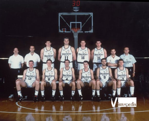 Virtus Pallacanestro Quarantasettesima puntata. La Virtus 1993/94 2.0, post-Levingston. In piedi: Frattin, Nadalini, Carera, Binelli, Schoene, Brigo, Orsoni, Bucci. Seduti: Morandotti, Coldebella, Brunamonti, Danilovic, Moretti, Savio.