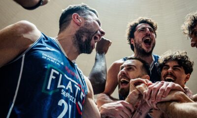 La Fortitudo festeggia la vittoria contro Torino (©Fortitudo Pallacanestro)