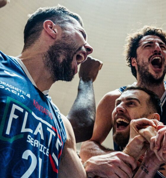 La Fortitudo festeggia la vittoria contro Torino (©Fortitudo Pallacanestro)