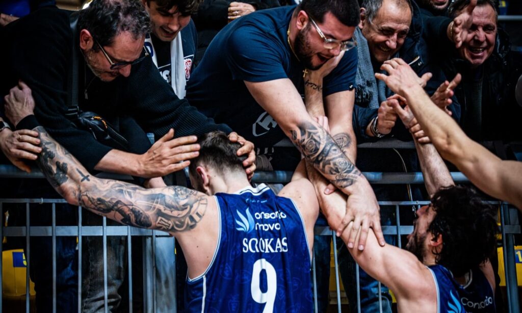 Paulius Sorokas e Gianluca Della Rosa festeggiano con i tifosi crediti Fortitudo Pallacanestro