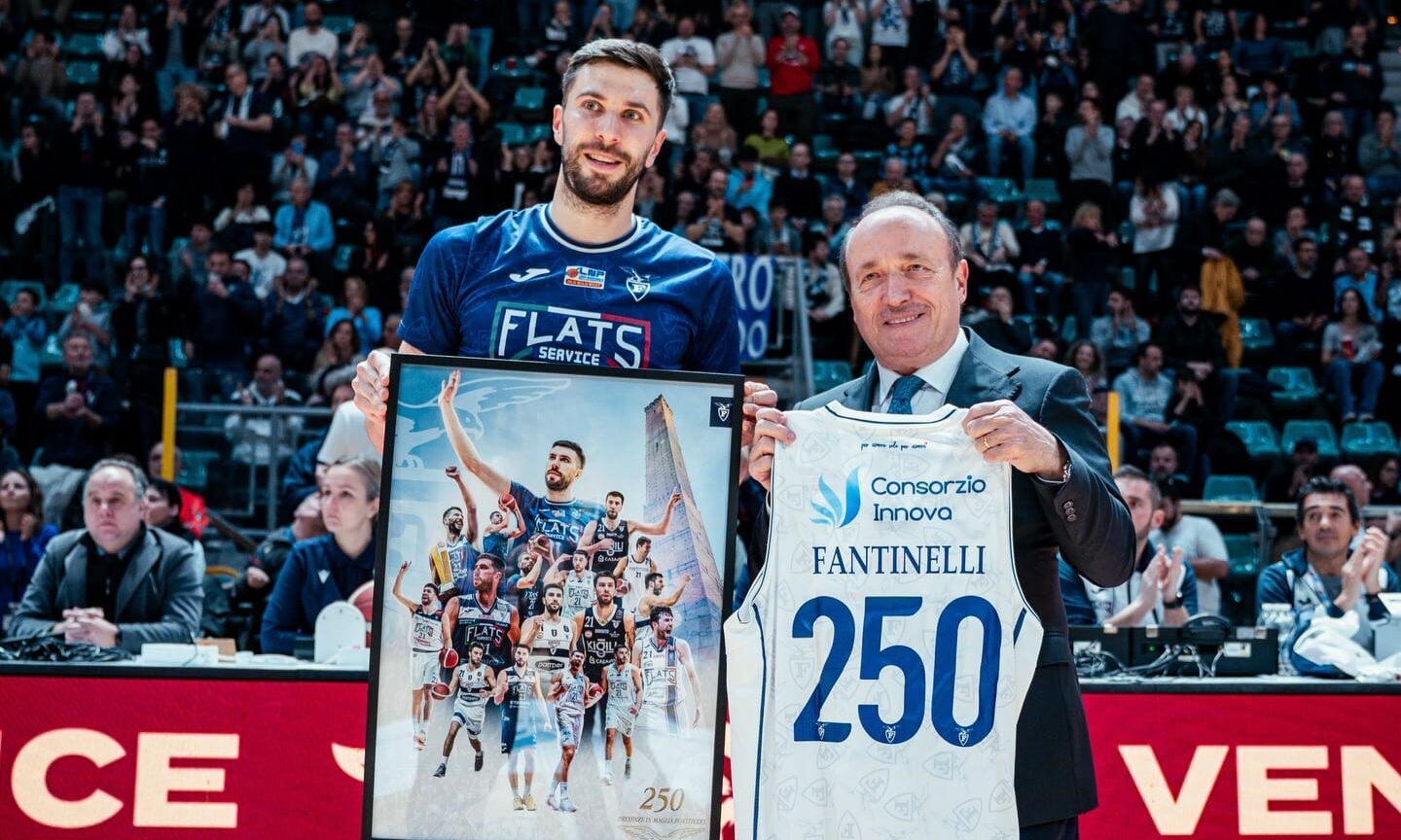 Matteo Fantinelli e Stefano Tedeschi festeggiano le 250 presenze del capitano della Fortitudo crediti Fortitudo Pallacanestro