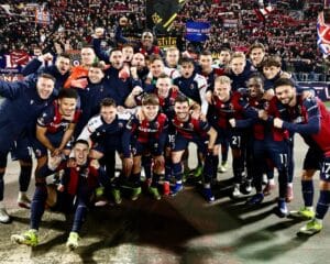 La foto di rito del Bologna davanti alla Curva Bulgarelli dopo la vittoria contro il Brann (© Bologna FC 1909)