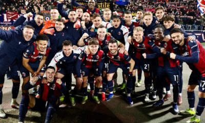 La foto di rito del Bologna davanti alla Curva Bulgarelli dopo la vittoria contro il Brann (© Bologna FC 1909)