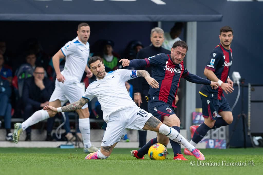 Mattia Zaccagni e Davide Calabria durante Bologna Lazio stagione 2024-25(© Damiano Fiorentini)