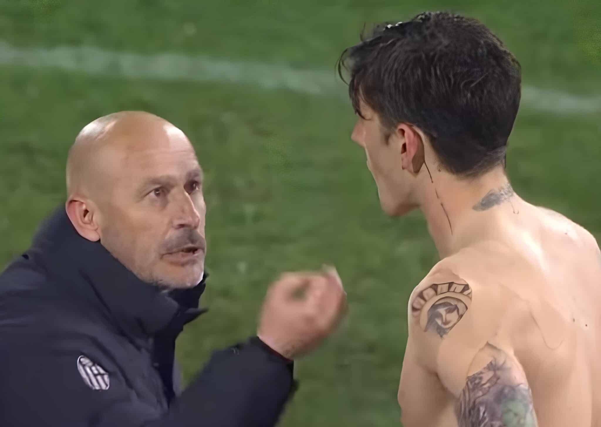Il siparietto tra Vincenzo Italiano e Nicolò Zaniolo alla fine di Bologna-Udinese (© DAZN)
