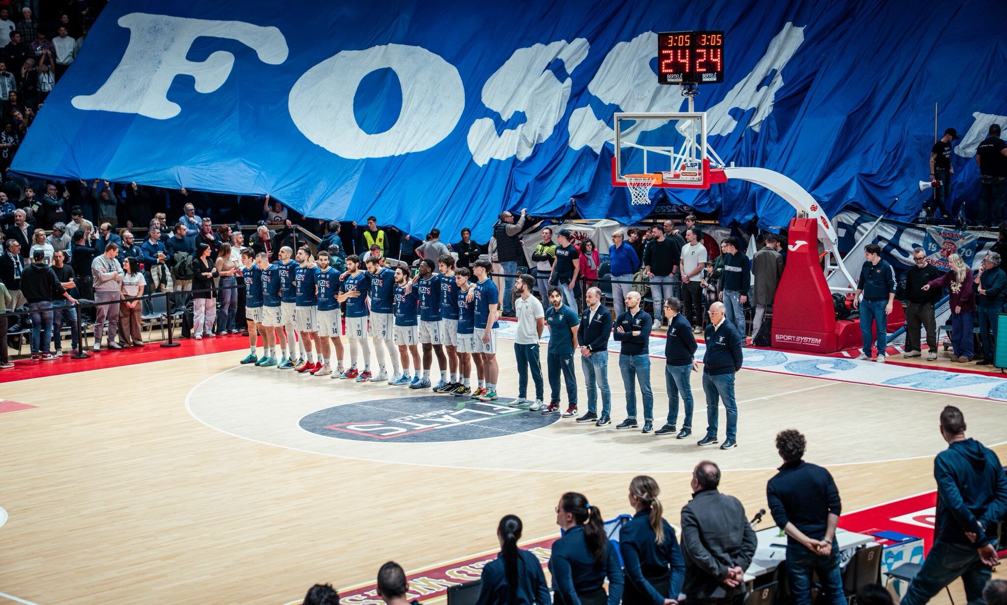 La Fortitudo Bologna sostenuta dalla Fossa (©Fortitudo Pallacanestro)