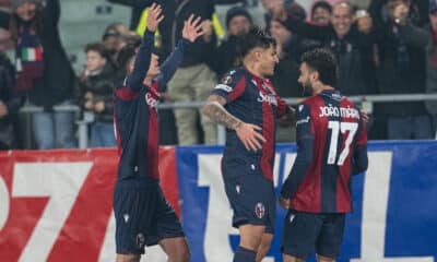 Joao Mario abbracciato dai compagni dopo l'1-0 in Bologna-Brann (© Damiano Fiorentini)