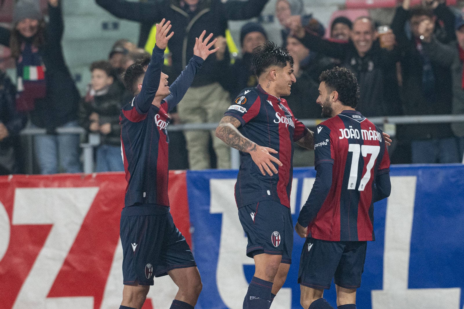 Joao Mario abbracciato dai compagni dopo l'1-0 in Bologna-Brann (© Damiano Fiorentini)