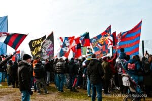 Il raduno dei tifosi rossoblù a Casteldebole per caricare la squadra pre Bologna-Milan (© 1000 Cuori Rossoblù