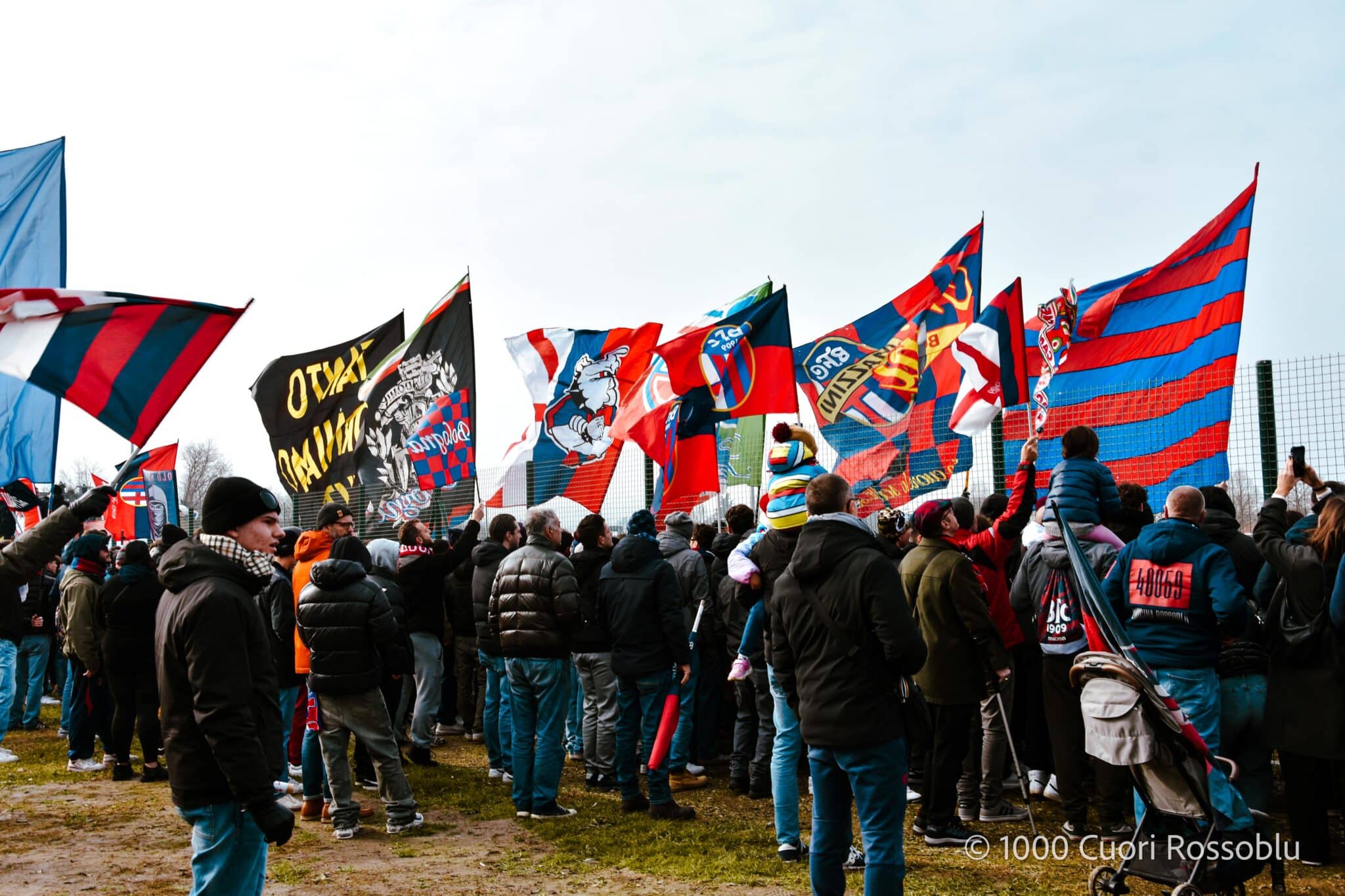 Il raduno dei tifosi rossoblù a Casteldebole per caricare la squadra pre Bologna-Milan (© 1000 Cuori Rossoblù