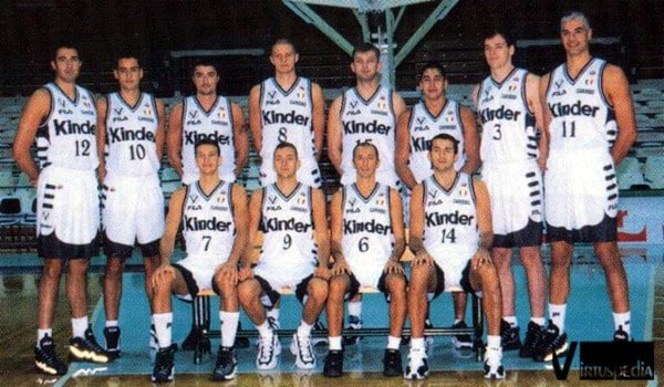 Virtus Pallacanestro Cinquantaduesima puntata. La Virtus 1998/99. In piedi: Frosini, Panichi, Danilovic, Nesterovic, Paspalj, Sconochini, O'Sullivan, Binelli. Seduti: Abbio, Ravaglia, Crippa, Rigaudeau.