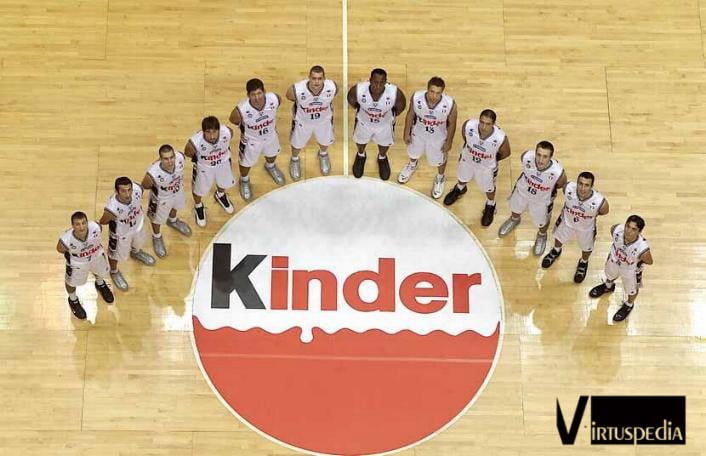 Virtus Pallacanestro Cinquantacinquesima puntata. La Virtus 2001/02: Abbio, Rigaudeau, Becirovic, Jaric, Carera, Barlera, Griffith, D. Andersen, Frosini, Smodis, Ginobili, Bonora.