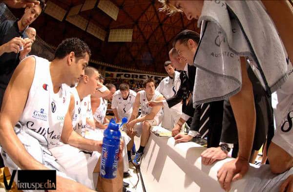 Virtus Pallacanestro Sessantesima puntata. Markovski durante un timeout.