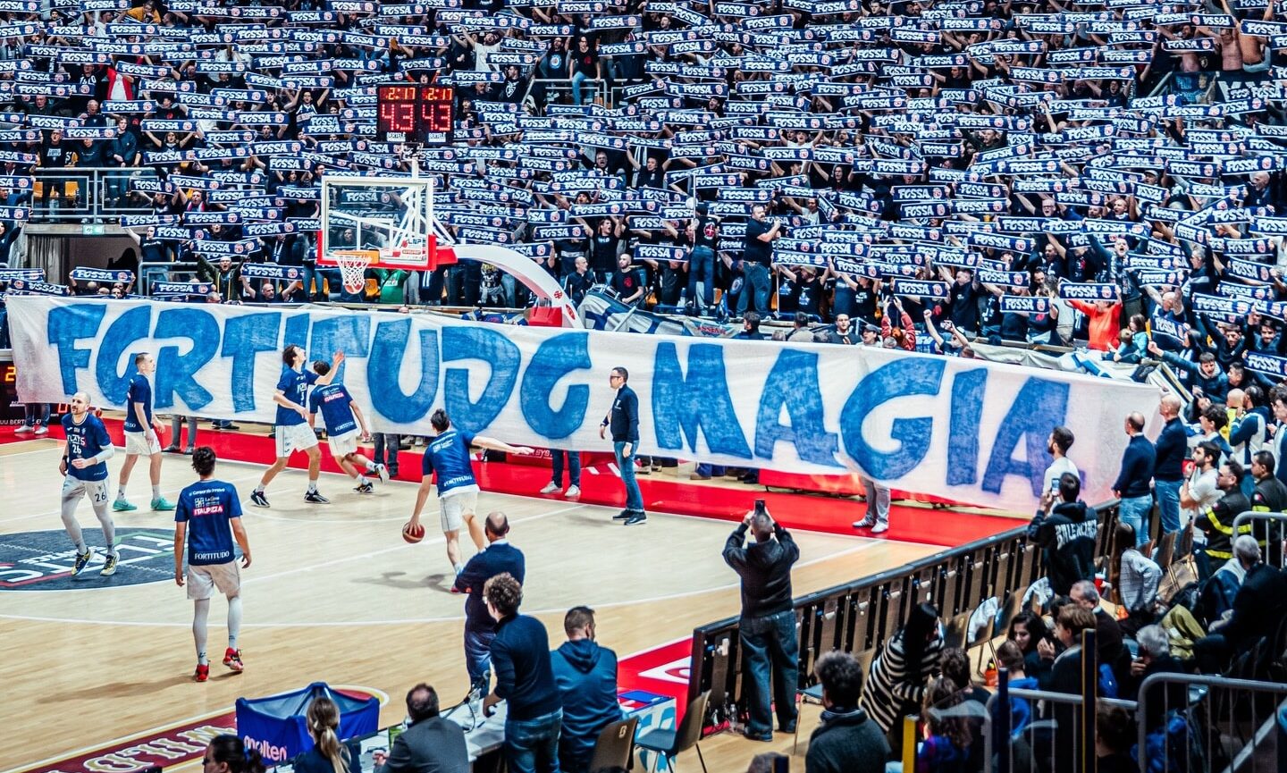 La coreografia della Fossa dei Leoni (©Fortitudo Pallacanestro)