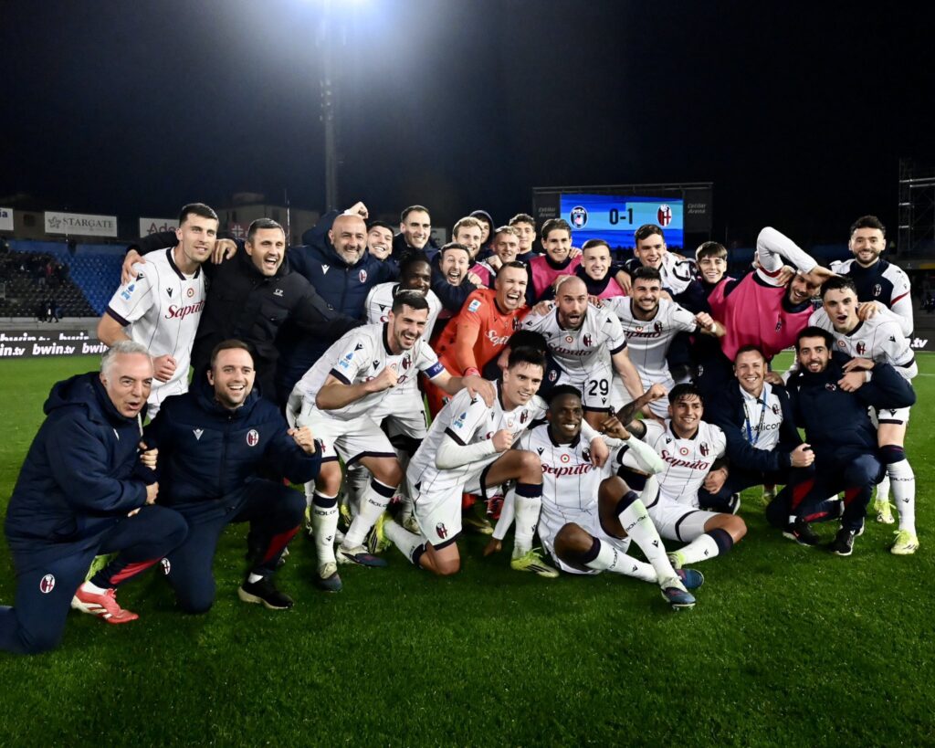 Il Bologna festeggia la vittoria a Pisa