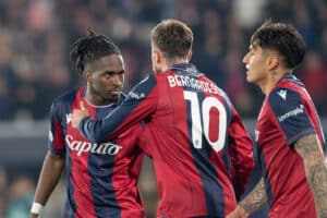 Jonathan Rowe, Federico Bernardeschi e Santiago Castro, verso Bologna-Aston Villa (© Damiano Fiorentini)
