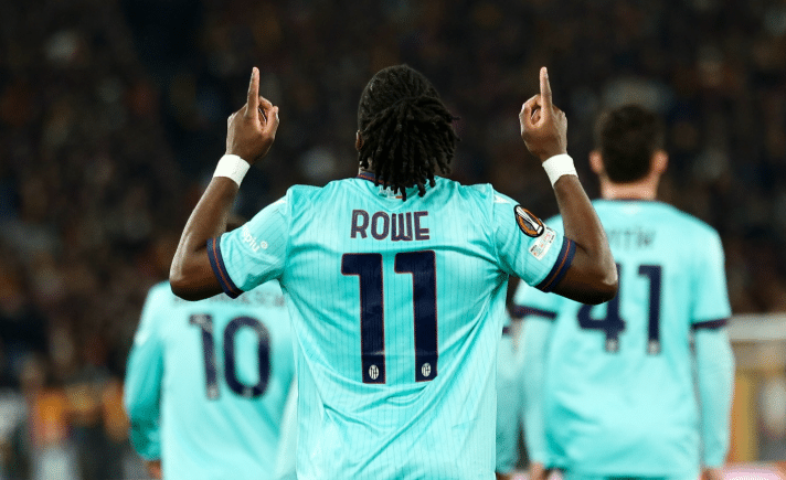 Jonathan Rowe esulta dopo il gol del vantaggio in Roma-Bologna (©Bologna FC 1909)