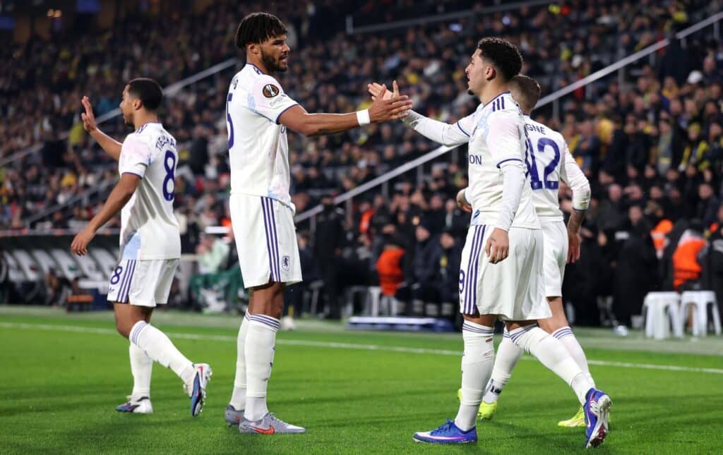 I Villans Mings, Sancho e Tielemans esultano per una rete (© Aston Villa)