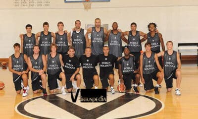 Virtus Pallacanestro Sessantaquattresima puntata. La Virtus 2009/10. In piedi:M. Vitali, L. Fontecchio, Gazzotti, Fajardo, Maggioli, Hurd, Vukcevic, Moss. Sotto: Moraschini, Blizzard, Negri, Fedrigo, Lardo, Sodini, Collins, Spizzichini, Koponen.