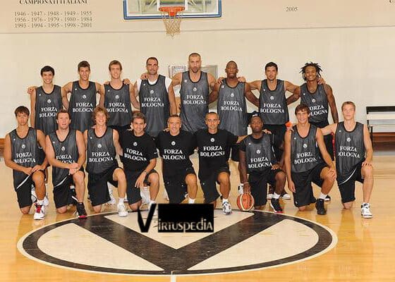 Virtus Pallacanestro Sessantaquattresima puntata. La Virtus 2009/10. In piedi:M. Vitali, L. Fontecchio, Gazzotti, Fajardo, Maggioli, Hurd, Vukcevic, Moss. Sotto: Moraschini, Blizzard, Negri, Fedrigo, Lardo, Sodini, Collins, Spizzichini, Koponen.